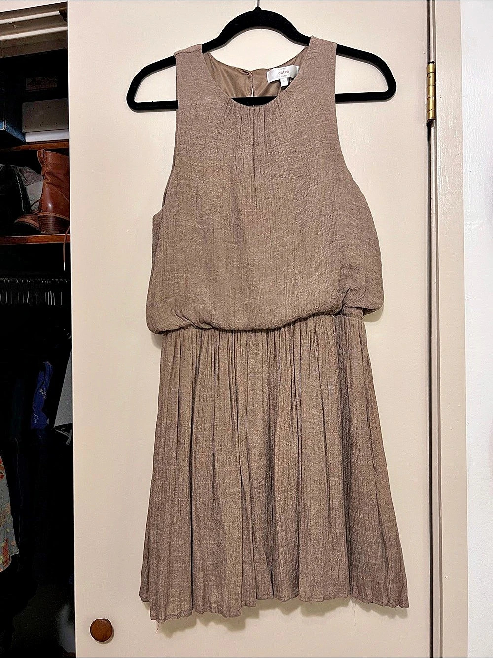 entro Taupe Textured Blouson Dress Size L Sleeveless Keyhole Back